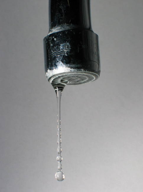 Water jet breaks into droplets